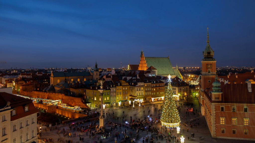 A photo of Warsaw Christmas Market, giant Christmat tree at the castle square. 